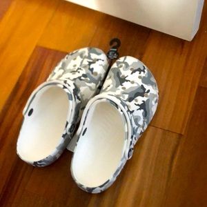 Camo crocs size 8! Brand new ✨
